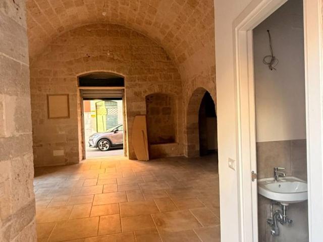Locale Commerciale in vendita a Puglia, Bari
