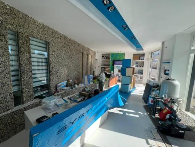 Locale Commerciale in vendita a Puglia, Bari