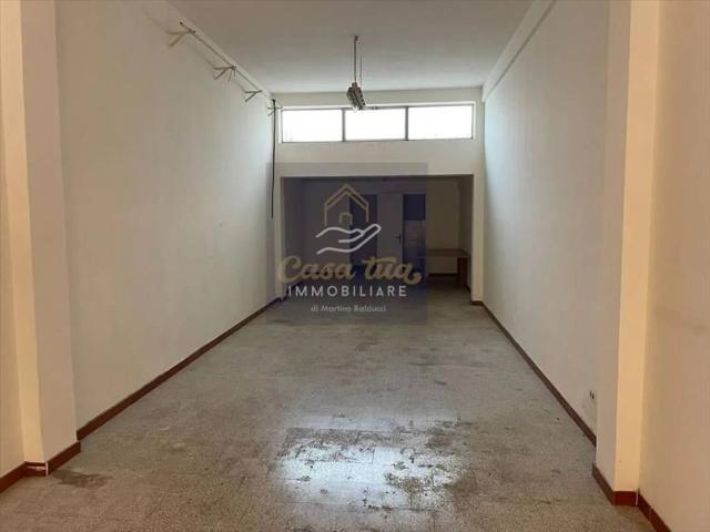 Locale Commerciale in vendita a Puglia, Bari