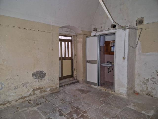 Locale Commerciale in vendita a Puglia, Bari