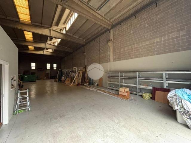 Locale Commerciale in vendita a Corbetta, Lombardia