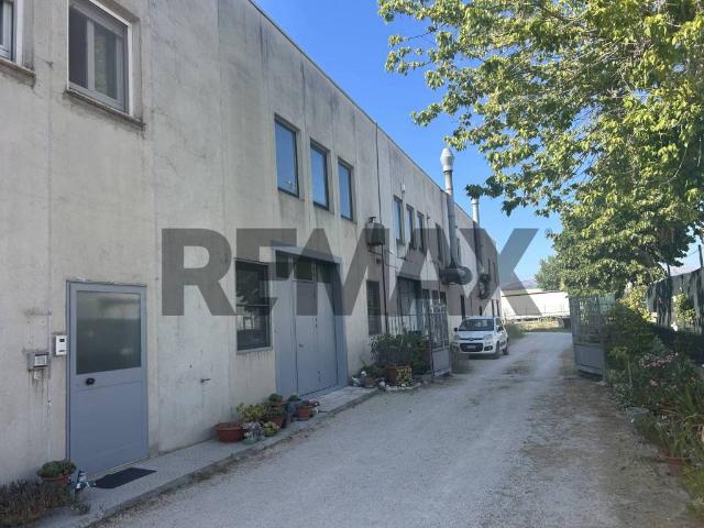Locale Commerciale in vendita a Corciano, Umbria
