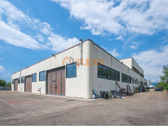 Locale Commerciale in vendita a Corciano, Umbria
