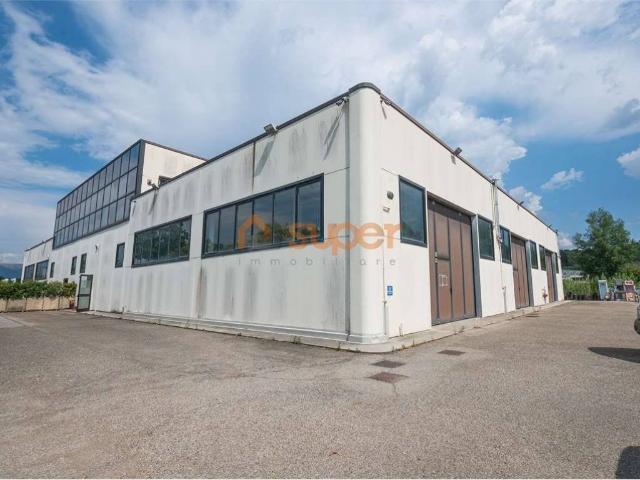 Locale Commerciale in vendita a Corciano, Umbria