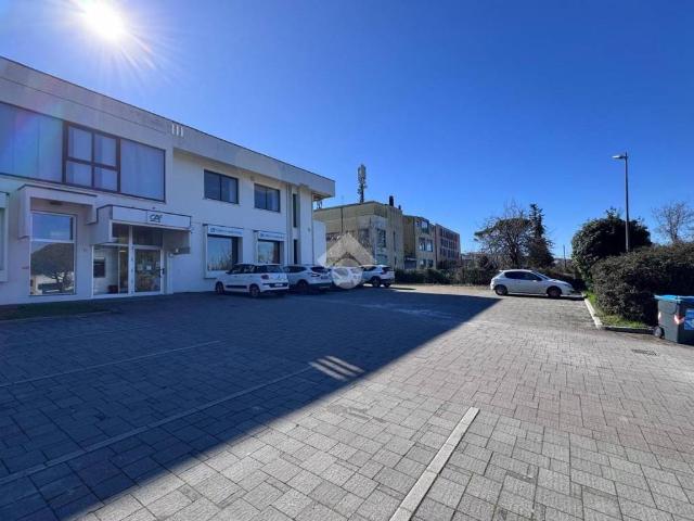 Locale Commerciale in vendita a Cerasolo Ausa, Coriano