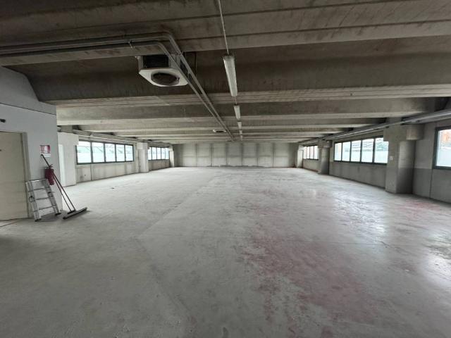 Locale Commerciale in vendita a Zona Omogenea Milano Nord, Cormano