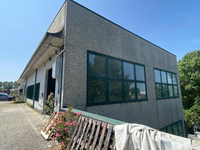 Locale Commerciale in vendita a Cornaredo, Lombardia