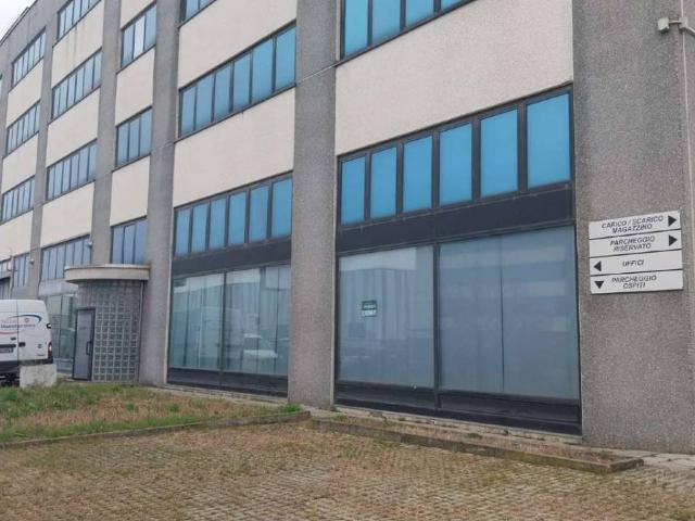 Locale Commerciale in vendita a Cornate D'adda, Lombardia