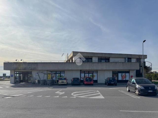 Locale Commerciale in vendita a Cornate D'adda, Lombardia