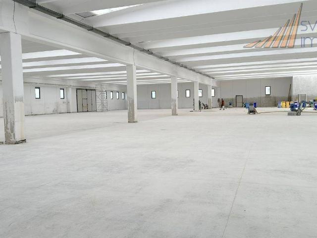 Locale Commerciale in vendita a Cornate D'adda, Lombardia