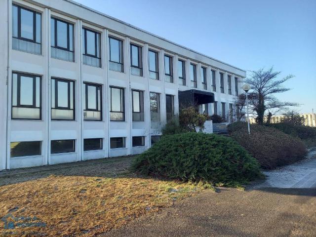 Locale Commerciale in vendita a Cornate D'adda, Lombardia