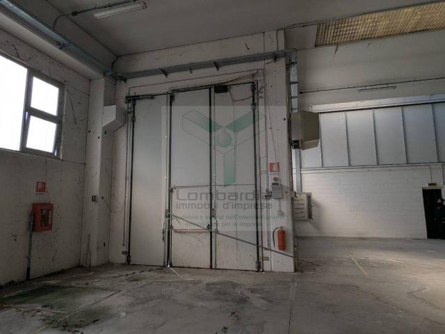 Locale Commerciale in vendita a Cornate D'adda, Lombardia