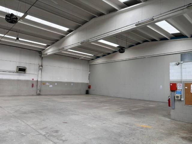 Locale Commerciale in vendita a Cornate D'adda, Lombardia