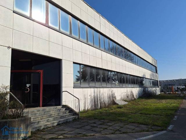 Locale Commerciale in vendita a Cornate D'adda, Lombardia