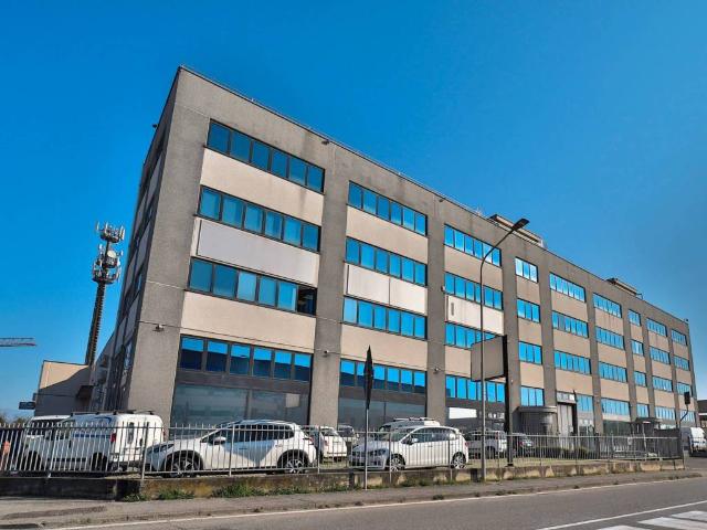 Locale Commerciale in vendita a Cornate D'adda, Lombardia