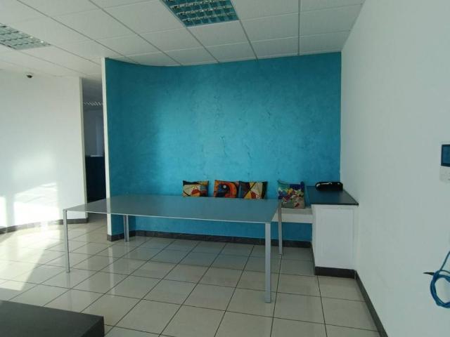 Locale Commerciale in vendita a Busnago, Lombardia