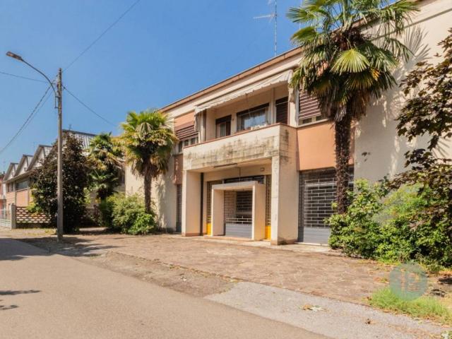 Locale Commerciale in vendita a Pianura Reggiana, Re