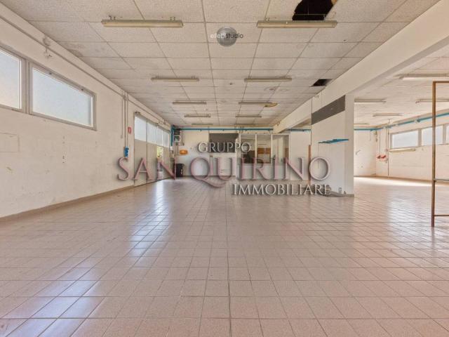 Locale Commerciale in vendita a Pianura Reggiana, Re