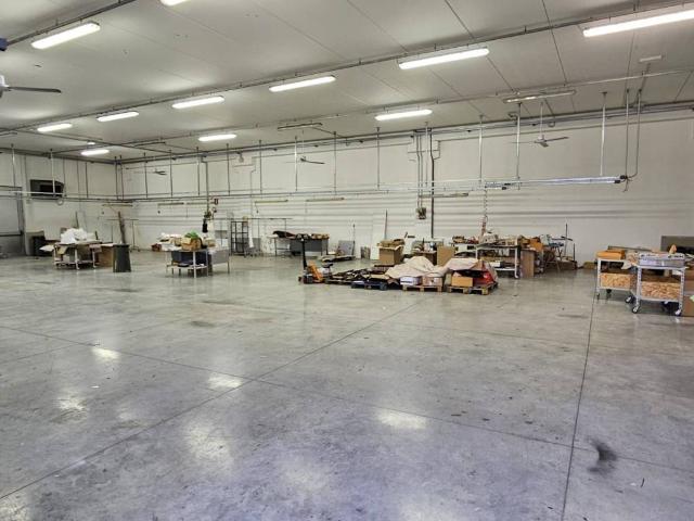 Locale Commerciale in vendita a Zona industriale Corridonia, Marche