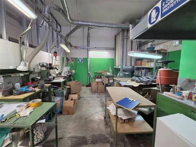 Locale Commerciale in vendita a Zona industriale Corridonia, Marche