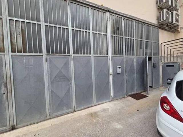 Locale Commerciale in vendita a Zona industriale Corridonia, Marche