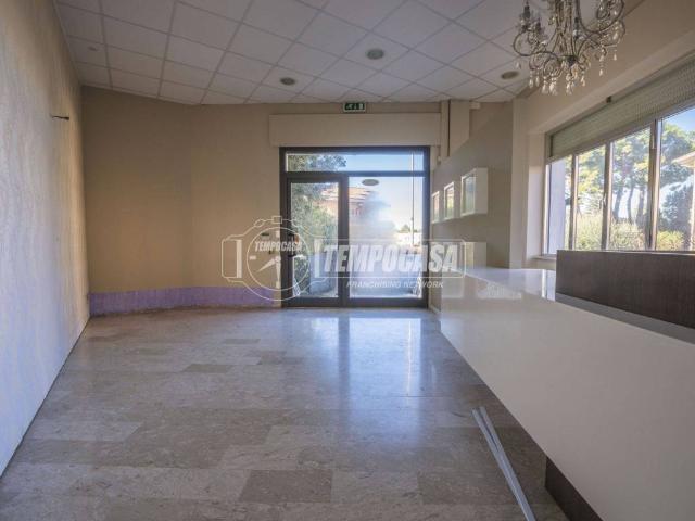 Locale Commerciale in vendita a Zona industriale Corridonia, Marche