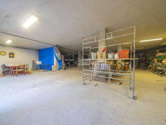 Locale Commerciale in vendita a Marche, Macerata