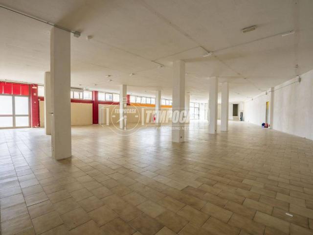 Locale Commerciale in vendita a Marche, Macerata