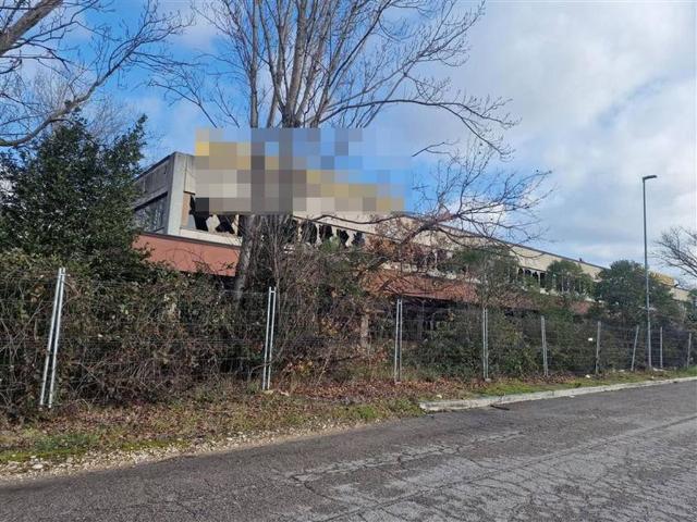 Locale Commerciale in vendita a Marche, Macerata