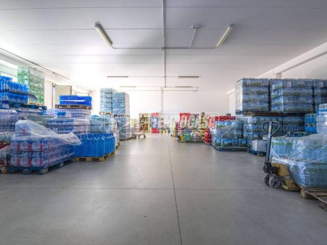 Locale Commerciale in vendita a Zona industriale Corridonia, Marche