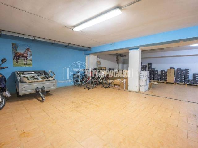 Locale Commerciale in vendita a Marche, Macerata