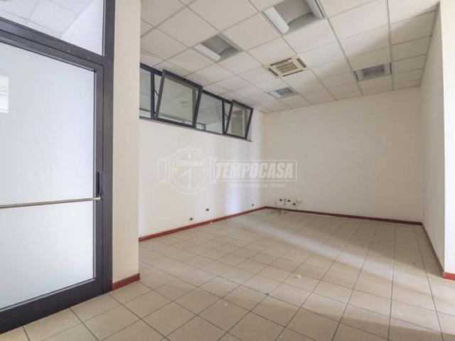 Locale Commerciale in vendita a Zona industriale Corridonia, Marche