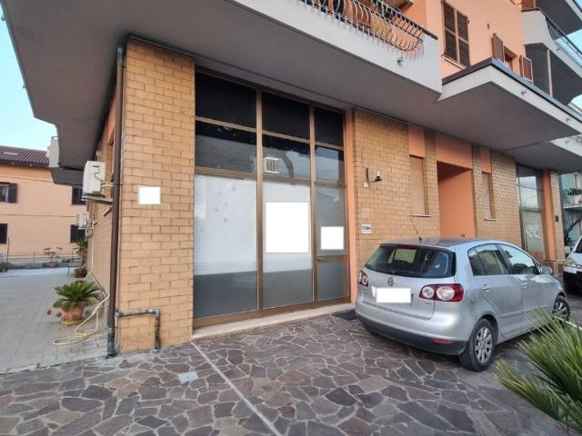 Locale Commerciale in vendita a Zona industriale Corridonia, Marche