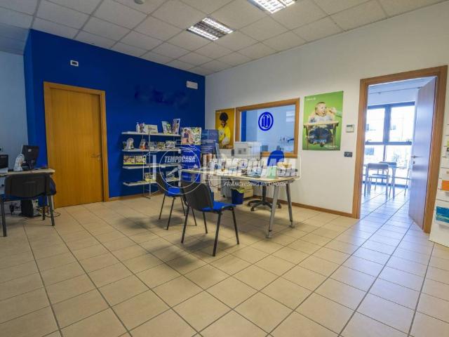 Locale Commerciale in vendita a Zona industriale Corridonia, Marche