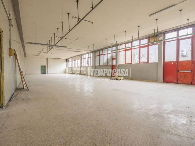 Locale Commerciale in vendita a Zona industriale Corridonia, Marche