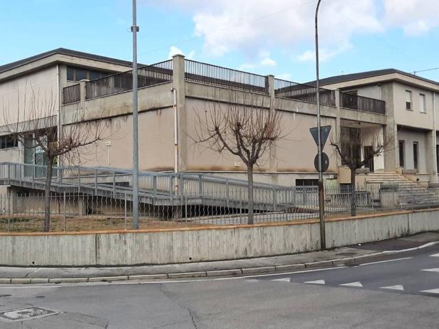 Locale Commerciale in vendita a Zona industriale Corridonia, Marche