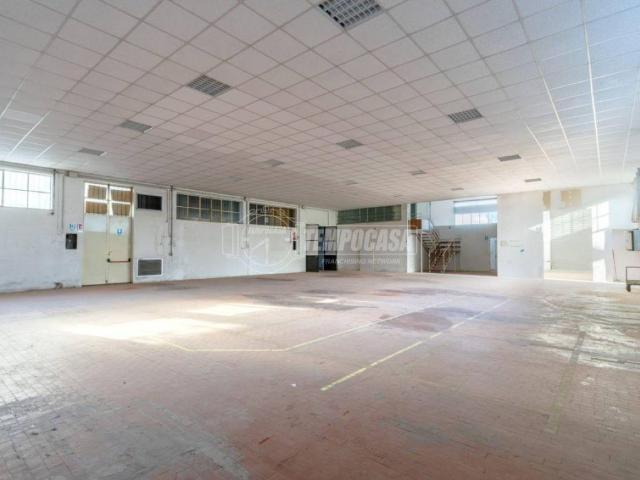 Locale Commerciale in vendita a Zona industriale Corridonia, Marche