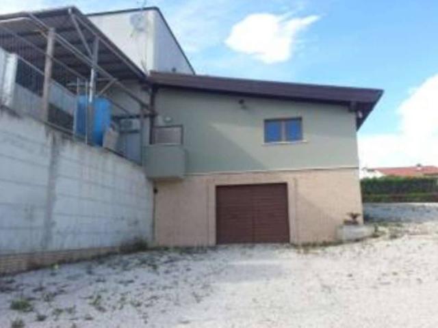 Locale Commerciale in vendita a Unione dei Comuni della Val Vibrata, Corropoli