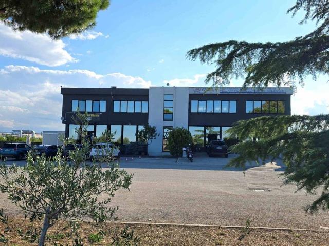 Locale Commerciale in vendita a Unione dei Comuni della Val Vibrata, Corropoli