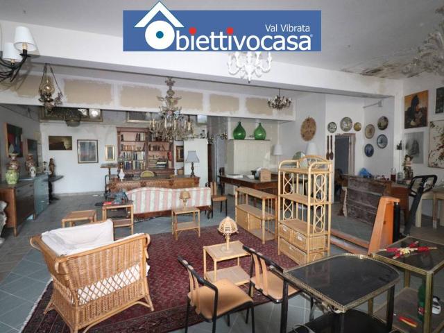 Locale Commerciale in vendita a Unione dei Comuni della Val Vibrata, Corropoli