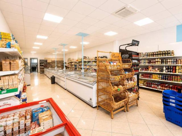 Locale Commerciale in vendita a Unione dei Comuni della Val Vibrata, Corropoli