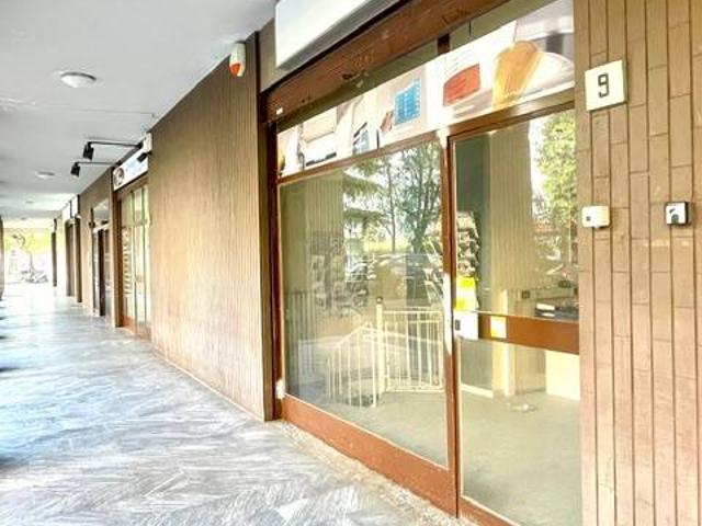 Locale Commerciale in vendita a Molinetto di Lorenteggio, Corsico