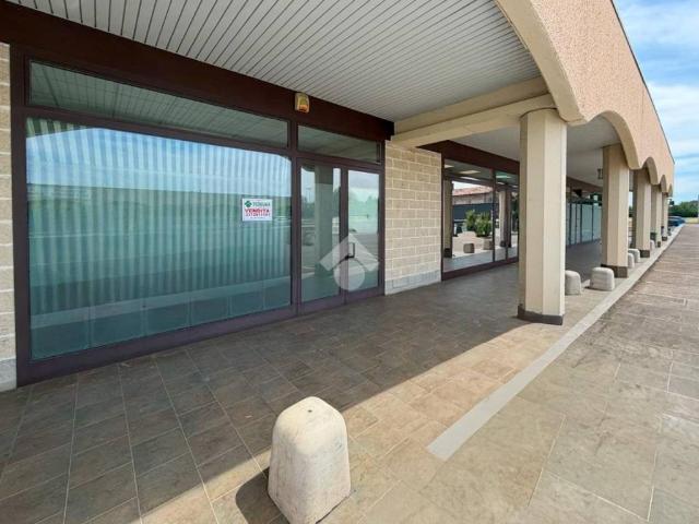 Locale Commerciale in vendita a Cortemaggiore, Reggio Emilia