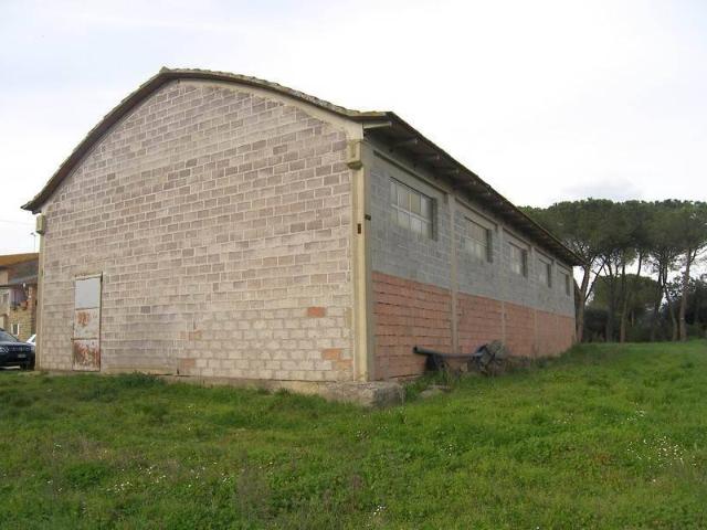 Locale Commerciale in vendita a Camucia, Cortona