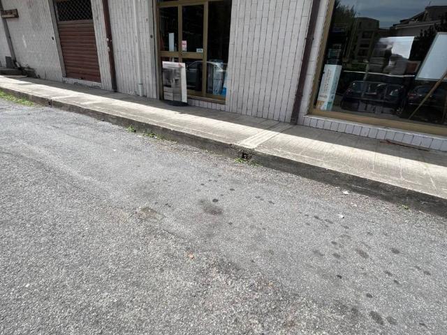 Locale Commerciale in vendita a Città 2000, Calabria