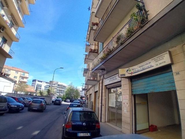 Locale Commerciale in vendita a Città 2000, Calabria