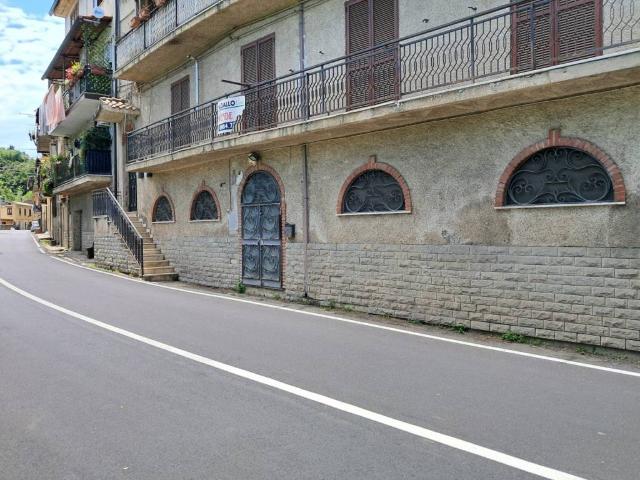 Locale Commerciale in vendita a Casali di Cosenza, Calabria