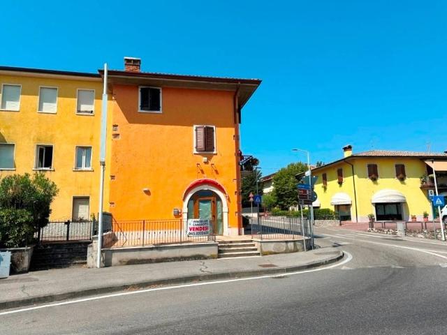 Locale Commerciale in vendita a Gazzoli, Costermano
