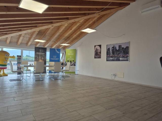 Locale Commerciale in vendita a Gazzoli, Costermano