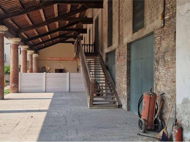 Locale Commerciale in vendita a Olmo, Creazzo